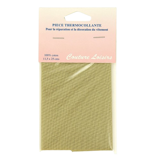 Pièce thermocollante percale beige 11,5 x 25 cm appliquée sur un pantalon clair en coton. Canocea