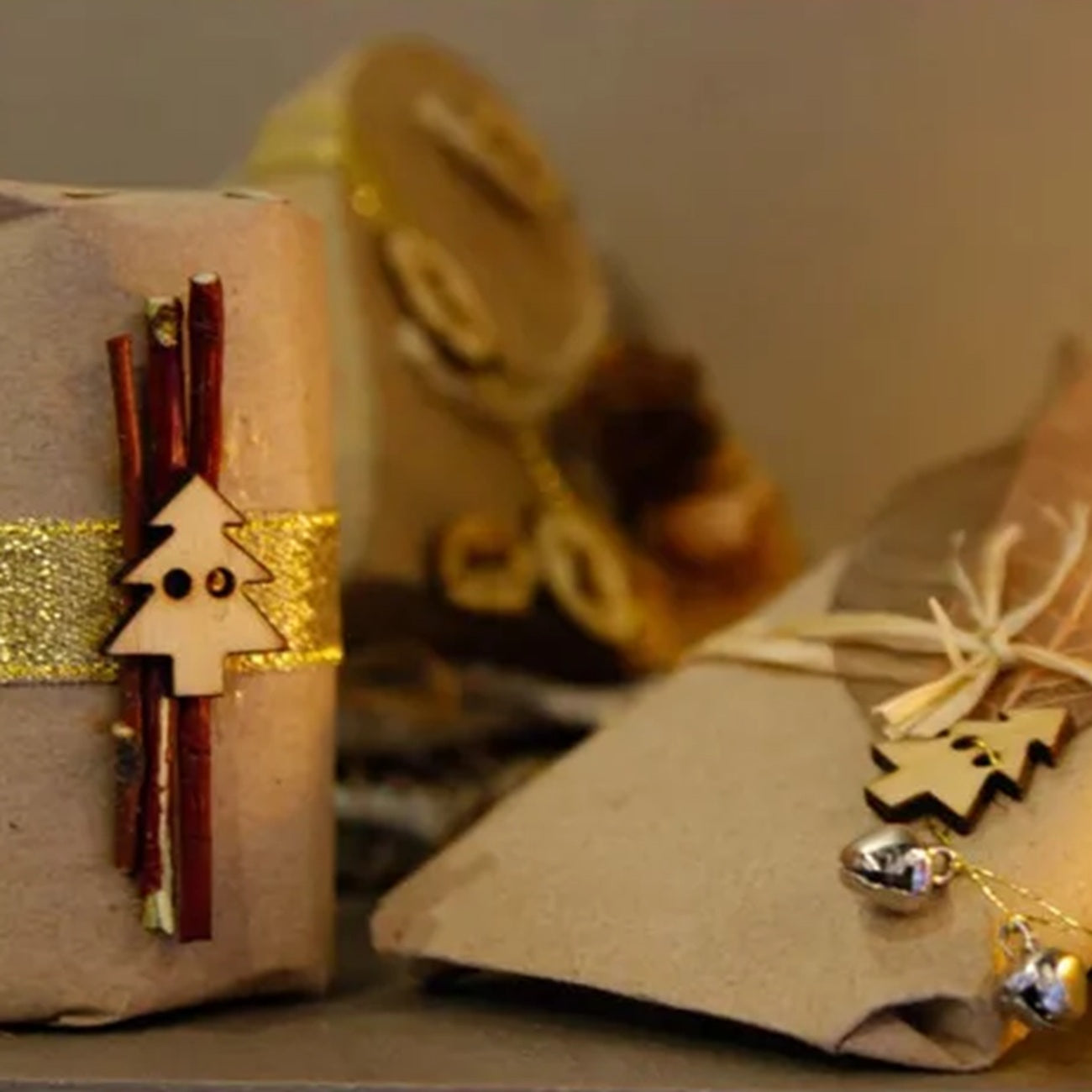 Embellissement sapins en bois 24 numéros - 28 pièces - de 2,5 cm - calendrier de l'avent