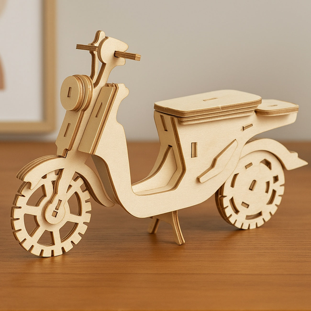 Maquette scooter en bois montée – décoration DIY. Canocea France