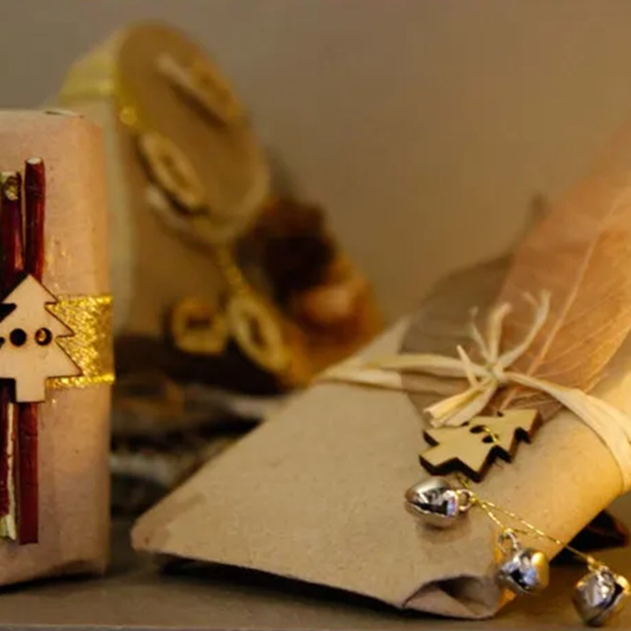 Parfait ces 48 grelots argentés  pour embellir vos paquets cadeaux. Canocea France