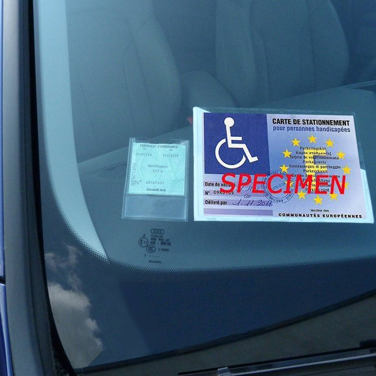 Porte-carte PMR en PVC fixé sur pare-brise